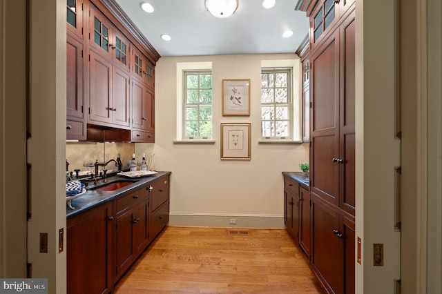 601 Maplewood Rd, Wayne, PA 19087 - bar area featuring a sink, baseboards, light wood-style floors, and recessed lighting