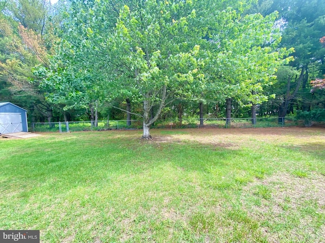 26 Hillcroft Rd, Berlin, NJ 08009 - view of yard with a garage