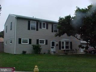 400 Louise Ave, Croydon, PA 19021 - view of front of property featuring a front yard