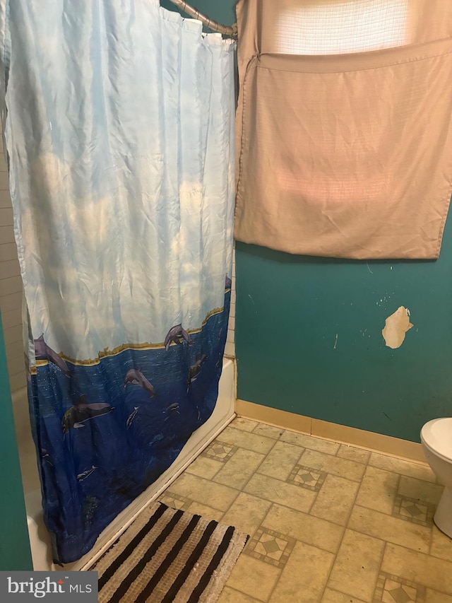 400 Louise Ave, Croydon, PA 19021 - bathroom featuring shower / bathtub combination with curtain, baseboards, and toilet