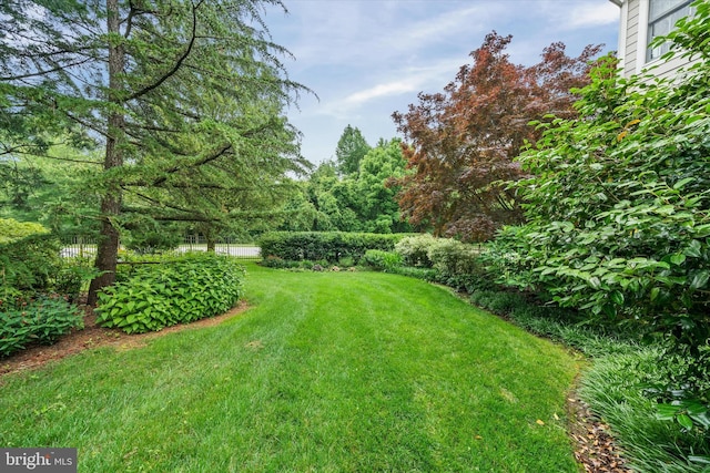 1 Derbyshire Way, Wilmington, DE 19807 - view of green lawn
