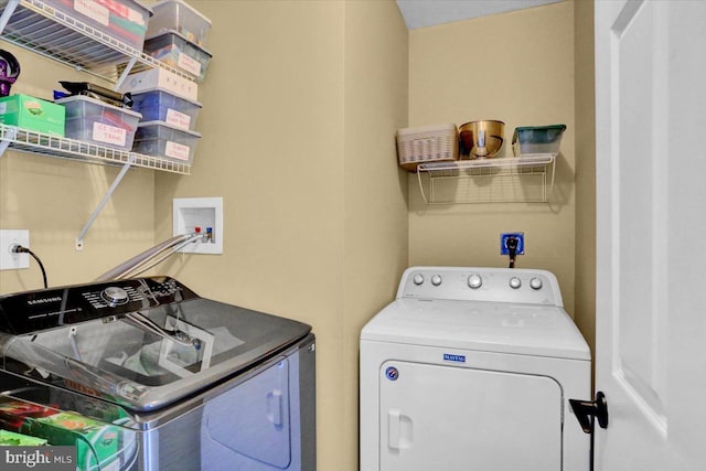 701 Antietam Dr, Douglassville, PA 19518 - laundry area with washing machine and dryer