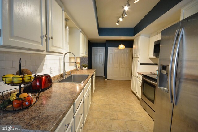 138 Pepperton Ct, Lititz, PA 17543 - kitchen with stainless steel appliances, a sink, white cabinets, and tasteful backsplash