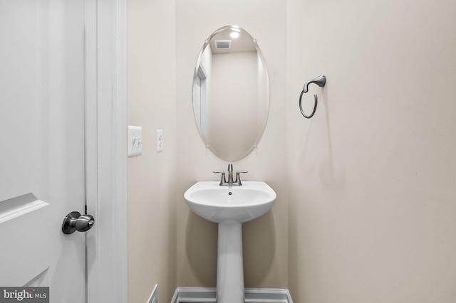 641 S Haven St, Baltimore, MD 21224 - bathroom with baseboards