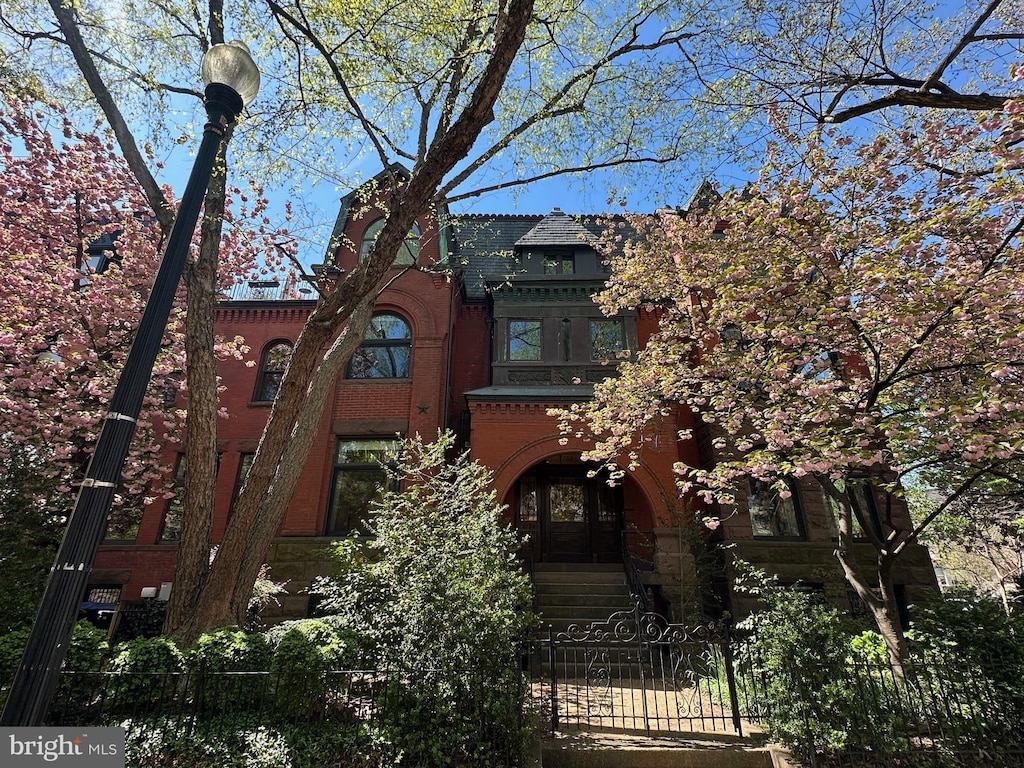 1752 17th St NW, Washington, DC 20009 - view of property with a fenced front yard
