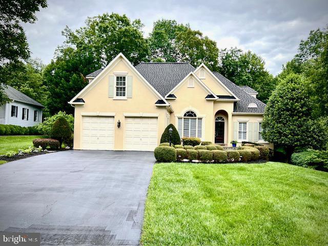 8109 Crooked Oaks Ct, Gainesville, VA 20155 - traditional-style house with stucco siding, asphalt driveway, a front lawn, and roof with shingles