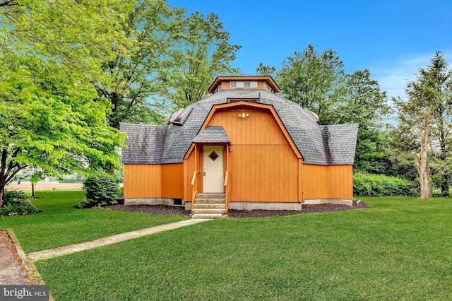 865 Windsor Perrineville Rd, East Windsor, NJ 08520 - view of front of property featuring a shingled roof, entry steps, a barn, and a front lawn