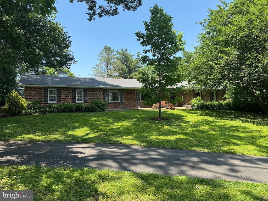 18811 Darnestown, Poolesville, MD 20837 - ranch-style house featuring brick siding and a front yard