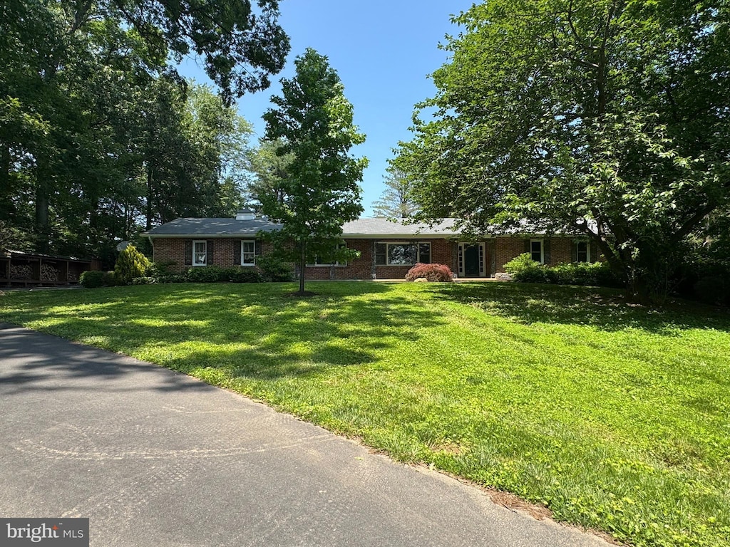 18811 Darnestown, Poolesville, MD 20837 - ranch-style home with a front lawn and brick siding