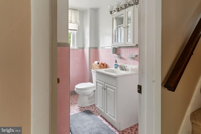 454 N Manor Dr, Media, PA 19063 - bathroom featuring toilet, vanity, and tile walls