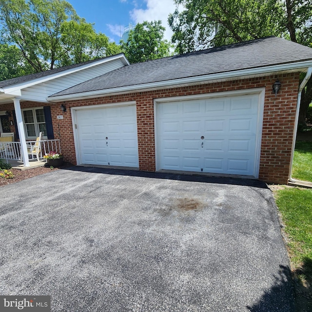 2807 Carlisle Dr Unit 29, New Windsor, MD 21776 - garage featuring asphalt driveway and covered porch