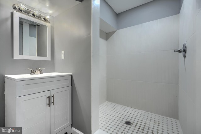 1940 W N Ave, Baltimore, MD 21217 - bathroom featuring tiled shower and vanity