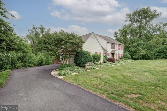 208 E Bradford Ct, Middletown, DE 19709 - view of side of home with a yard and asphalt driveway