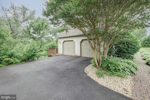 208 E Bradford Ct, Middletown, DE 19709 - garage with asphalt driveway