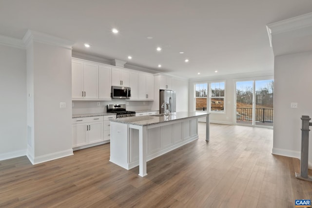 8 Talen Ln, Charlottesville, VA 22911 - kitchen featuring stainless steel appliances, crown molding, an island with sink, baseboards, and light wood finished floors