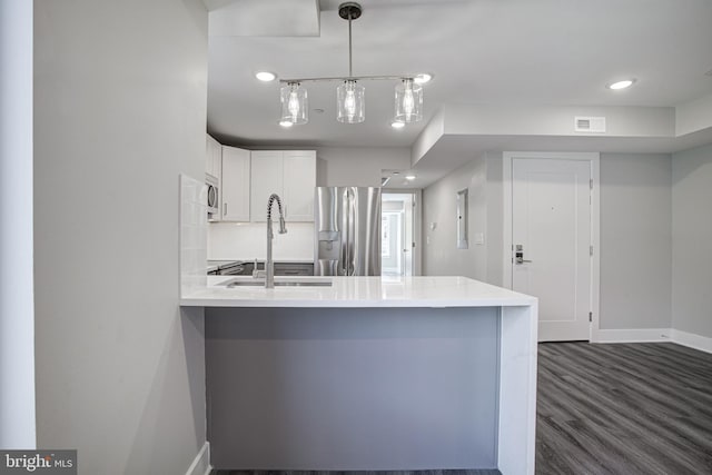 540 S 52nd St, Philadelphia, PA 19143 - kitchen with appliances with stainless steel finishes, baseboards, a peninsula, a sink, and light countertops