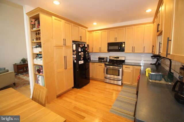 319 Fieldstone Dr, New Hope, PA 18938 - kitchen featuring black appliances, a sink, dark countertops, light wood finished floors, and recessed lighting