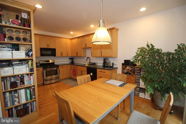 319 Fieldstone Dr, New Hope, PA 18938 - kitchen featuring black appliances, dark countertops, light wood-style floors, pendant lighting, and recessed lighting