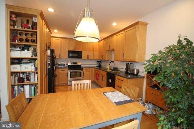 319 Fieldstone Dr, New Hope, PA 18938 - kitchen featuring black appliances, a sink, dark countertops, recessed lighting, and decorative light fixtures