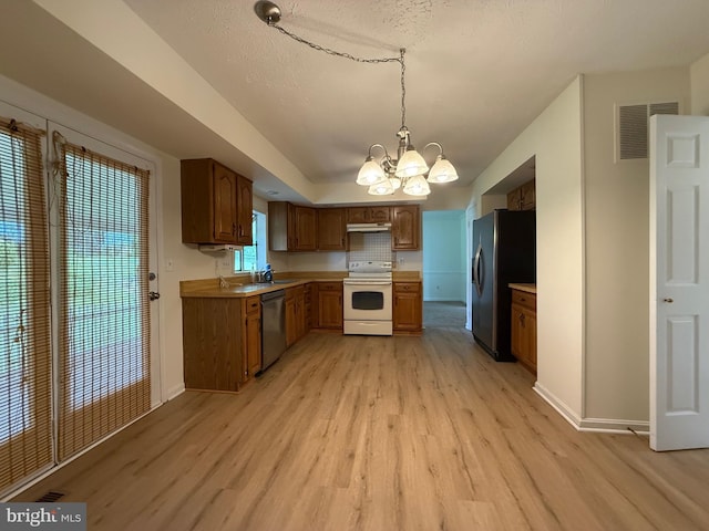 8 Steve Way, Baltimore, MD 21236 - kitchen with stainless steel appliances, light wood finished floors, under cabinet range hood, a chandelier, and light countertops