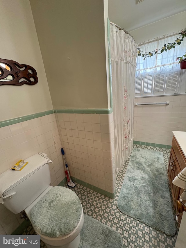 812 Agnes Ave, Morton, PA 19070 - bathroom featuring tile walls, toilet, vanity, wainscoting, and a shower with curtain