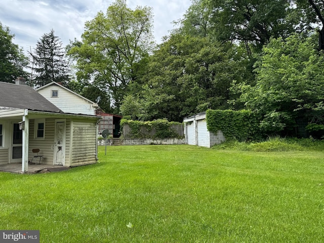 386 Round Hill Rd, Winchester, VA 22602 - view of yard featuring a patio area and a detached garage