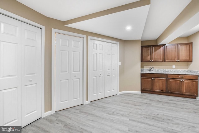 42435 Ibex Dr, Sterling, VA 20166 - kitchen featuring baseboards, light wood-style floors, a sink, and recessed lighting