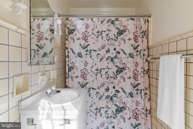 8515 Seminole St, Philadelphia, PA 19118 - full bathroom featuring tile walls, vanity, and curtained shower