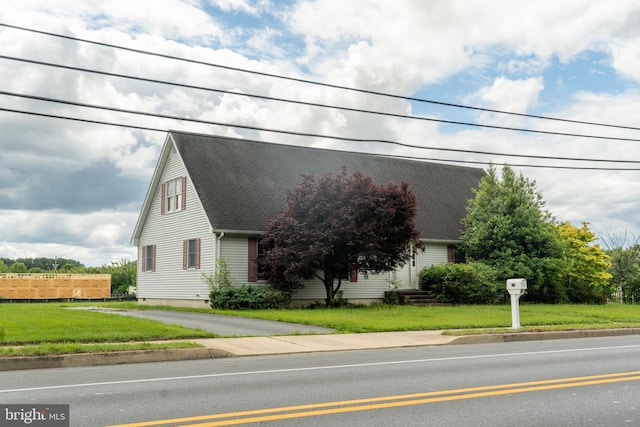 423 W Market St, Georgetown, DE 19947 - view of front of home with a front lawn and roof with shingles