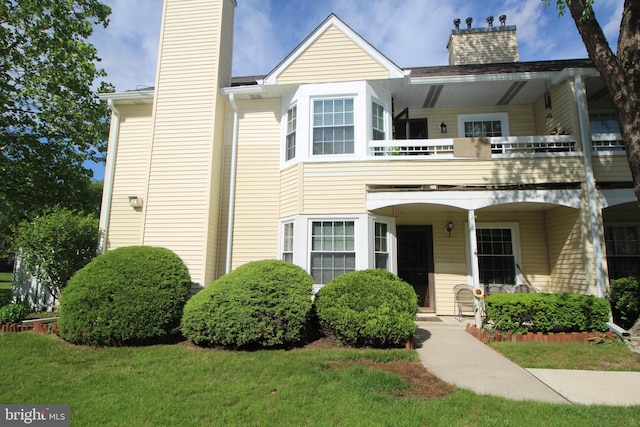 29 Huber Ct, Hightstown, NJ 08520 - view of property featuring a chimney, a balcony, and a front lawn