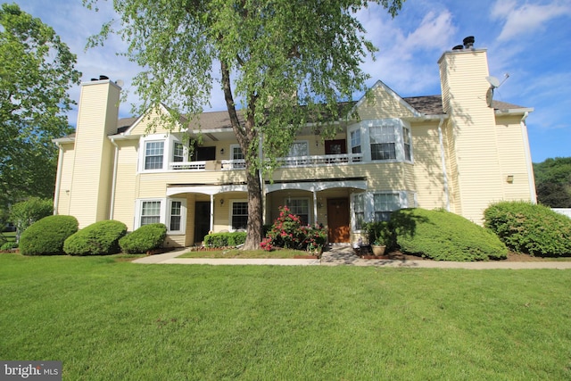 29 Huber Ct, Hightstown, NJ 08520 - view of front of house featuring a chimney, a balcony, and a front yard