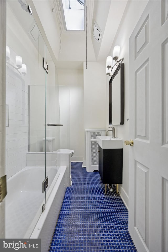 5324 Cedar Ave, Philadelphia, PA 19143 - full bath featuring toilet, baseboards, vanity, and enclosed tub / shower combo