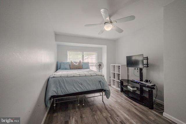 15 Darien Ct, New Castle, DE 19720 - bedroom with wood finished floors, baseboards, and a ceiling fan
