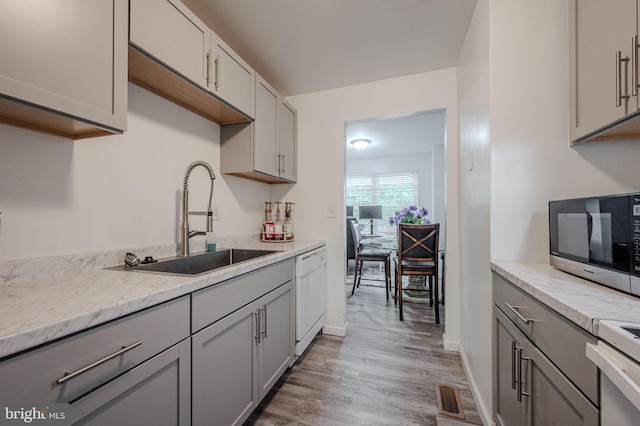 15 Darien Ct, New Castle, DE 19720 - kitchen featuring white appliances, a sink, gray cabinets, and light wood-style flooring