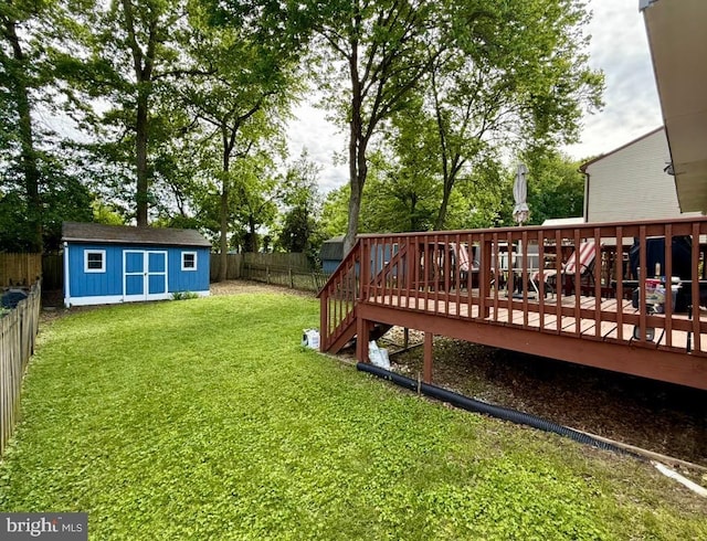 7837 Marioak Dr S, Elkridge, MD 21075 - view of yard featuring a deck