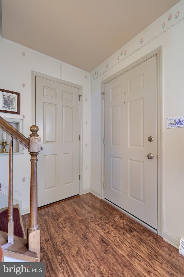 2 Kings Ct, Gordonville, PA 17529 - entrance foyer with wood finished floors