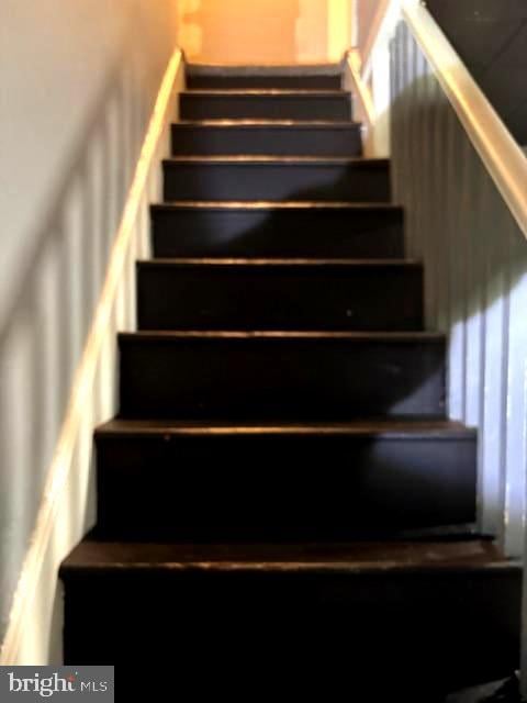 744 Cherry St, Camden, NJ 08103 - view of stairway