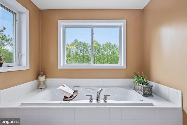 10200 Souza Ln, Manassas, VA 20111 - bathroom featuring a garden tub