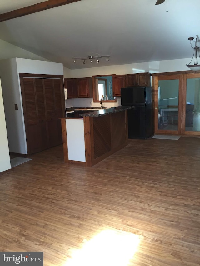 23 Beaconhill Rd, Ocean Pines, MD 21811 - kitchen featuring freestanding refrigerator, dark countertops, wood finished floors, a sink, and a ceiling fan