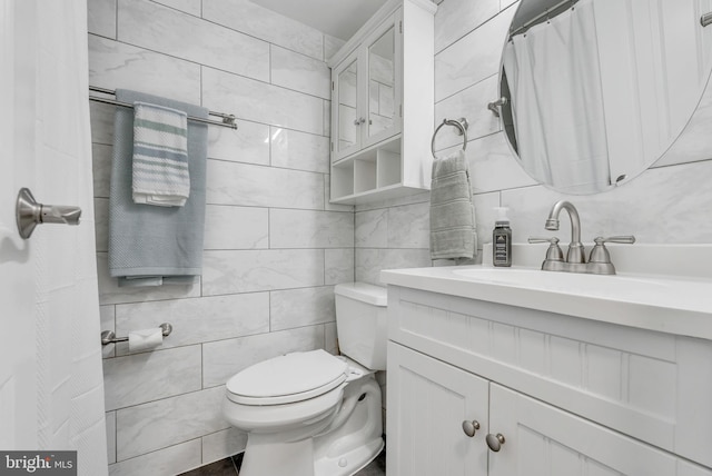 4201 Cathedral Ave NW Unit 918W, Washington, DC 20016 - full bathroom featuring tile walls, vanity, toilet, and backsplash