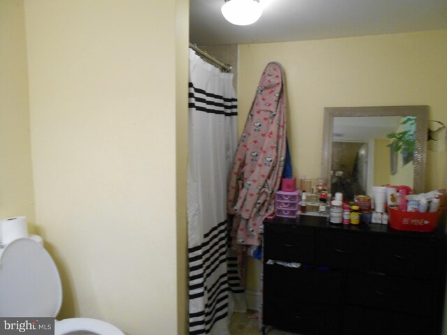 3210 Massachusetts Ave, Baltimore, MD 21229 - full bathroom with toilet, vanity, and a shower with shower curtain