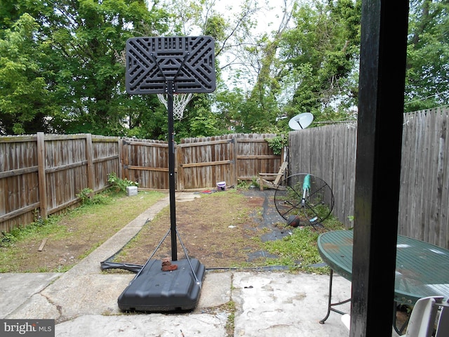 3210 Massachusetts Ave, Baltimore, MD 21229 - fenced backyard featuring a patio