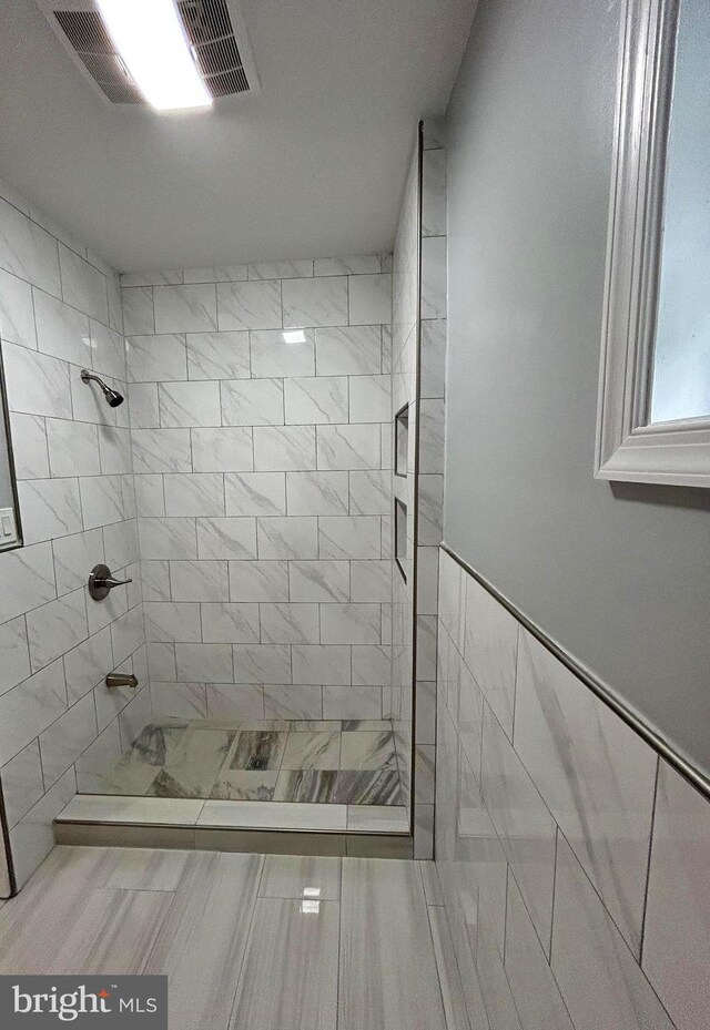 2712 N 6th St, Harrisburg, PA 17110 - bathroom featuring tiled shower