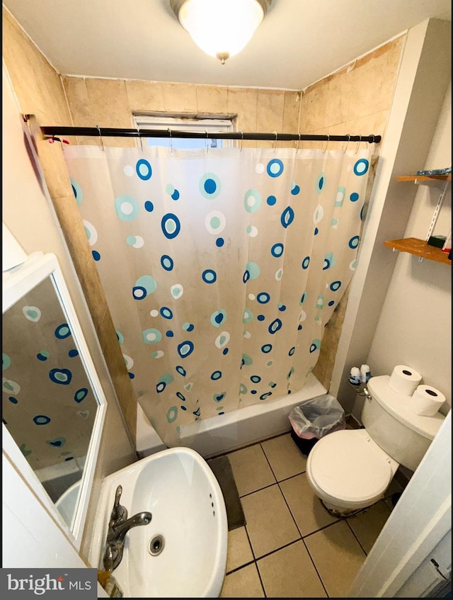 133 Suydam St, New Brunswick, NJ 08901 - full bath with tile patterned flooring, toilet, and curtained shower