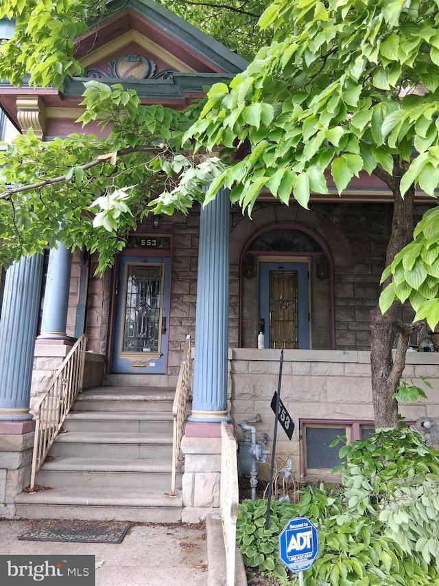 553 Centre Ave, Reading, PA 19601 - property entrance featuring a porch and stone siding