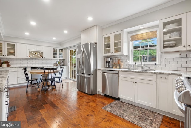 9977 Mallow Ct, Manassas, VA 20110 - kitchen with appliances with stainless steel finishes, a sink, crown molding, tasteful backsplash, and plenty of natural light