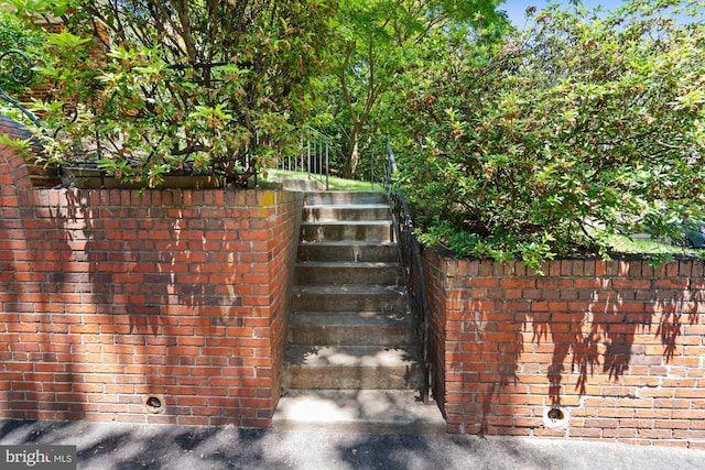 8008 Park Crest Dr, Silver Spring, MD 20910 - view of stairs
