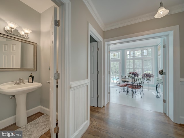 4387 Stepney Dr, Gainesville, VA 20155 - bathroom featuring wood finished floors, crown molding, wainscoting, and baseboards