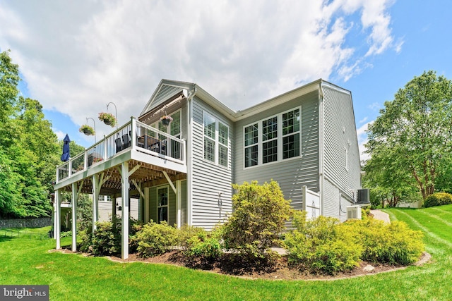 70 Battery Point Dr, Fredericksburg, VA 22406 - rear view of property featuring a wooden deck, a lawn, and central AC unit