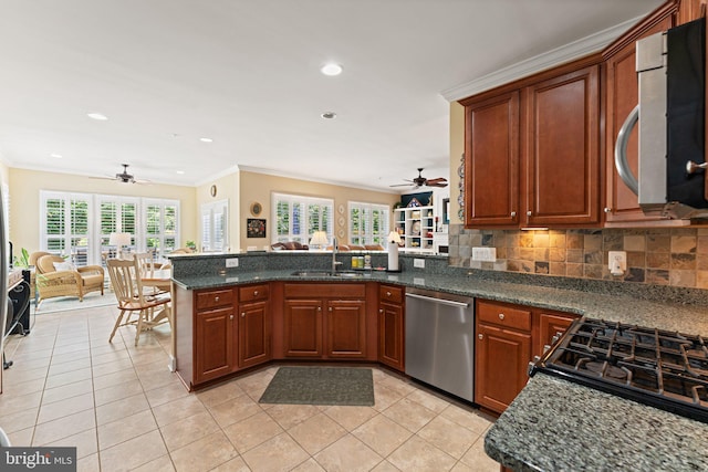 70 Battery Point Dr, Fredericksburg, VA 22406 - kitchen with appliances with stainless steel finishes, a ceiling fan, a sink, a peninsula, and ornamental molding
